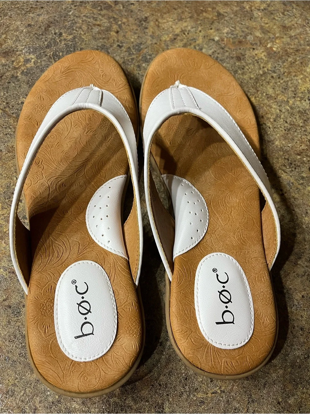 NWOT b.o.c. by Børn Women’s 8M White Comfort Thong Sandals Vacation coastal